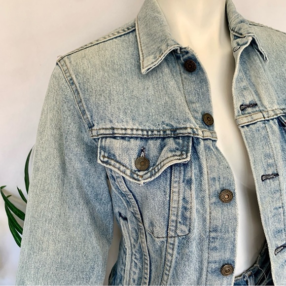 v i n t a g e :: Levis Denim Jacket Distressed Light Wash - Picture 15 of 15